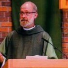 El padre Jim Perkl evangeliza pintando, en moto o en las plazas de toros