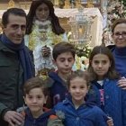 Sergio, con su y sus hijos junto a una imagen de la Virgen