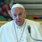 El Angelus de este domingo se rezó desde la Biblioteca Apostólica vaticana. Al haber endurecido las autoridades italianas las restricciones de movilidad y aforo, no podía hacerse en la Plaza de San Pedro.
