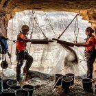 Arqueólogos de la Autoridad de Antigüedades de Israel (IAA) trabajan en las cuevas del Mar Muerto. Foto: Eitan Klein (IAA).