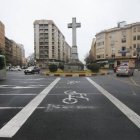 Cruz de 12 metros en la Plaza de América de Cáceres, la izquierda -que suma el 44 por ciento de los votos municipales- amenaza con retirarla -foto de Armando Méndez en Hoy