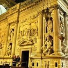 La Casa de la Virgen se encuentra protegida por una estructura albergada por la basílica de Loreto.