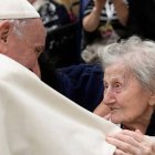 El Papa Francisco con una anciana