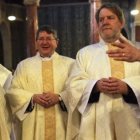 Una escena de 2011, al ser ordenados sacerdotes católicos los 3 ex-obispos anglicanos - de izquierda a derecha, Broadhurst, Newton, actual ordinario y Burnham - han impulsado el ordinariato