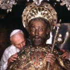 Durante su primer viaje a España en 1982, San Juan Pablo II visitó Santiago de Compostela, desde donde pidió a Europa que fuese fiel a sus raíces cristianas.