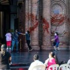 Momento en el que feministas de la organización "Mujeres creando" atacan la catedral de Santa Cruz y mujeres indígenas defienden la Iglesia.