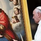 El Papa Francisco medita ante un cuadro de la Virgen con el Niño
