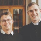 Los hermanos Henry y Edward Hoffmann crecieron en una familia protestante y hoy son ambos sacerdotes católicos.