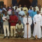 Seminaristas con el equipo formador de la diócesis de Parakou, antes de la pandemia - les ayuda la campaña de Vocaciones Nativas