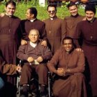 El padre Defina, en silla de ruedas, con religiosos y novicios salvistas