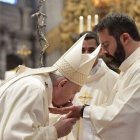 El Papa Francisco besa las manos de un nuevo sacerdote en el Domingo del Buen Pastor de 2021