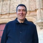 Marcelo Gullo, ante la fachada de la Universidad de Salamanca. Foto: Juan M. Santos.