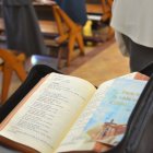 El rezo de la Liturgia de las Horas forma parte de la rutina de sacerdotes, y religiosas pero cada vez lo es más también de los laicos