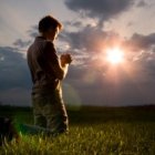 Dios siempre escucha - a veces responde sí, otras no, y otras veces nos pide esperar