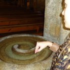 El agua bendita no transmite el covid. Es hora de que vuelva a las iglesias, sostiene el doctor Simón Castellví.