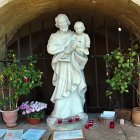 Imagen de San José en el monasterio de Bessillon, lugar de la aparición al joven Gaspard. Pueden verse las peticiones y exvotos que deja a sus pies la devoción de los peregrinos.