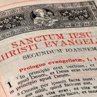 Inicio del Evangelio de San Juan: «In principio erat Verbum... En el principio era el Verbo, y el Verbo estaba en Dios, y el Verbo era Dios».