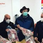Voluntarios de Cáritas Lugo clasifican donativos de comida - en la pandemia Cáritas ha multiplicado sus esfuerzos