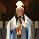 La falta de amor a la Eucaristía provocado por el desconocimiento de sus gracias es un factor relevante en la secularización actual / Rita Laura - Cathopic