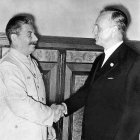 Stalin estrecha la mano del ministro nazi de Asuntos Exteriores Von Ribbentrop.