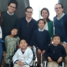 La familia Gómez Samblas está compuesta por Alejandro y Coro, que tienen 8 hijos, 3 biológicos y 5 adoptados, de los cuales ha fallecido uno