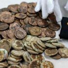 Monedas de plata y bronce y el anillo cristiano del s.III rescatados de un barco hundido ante Cesarea Marítima en Israel