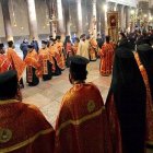 Procesión de clérigos greco-ortodoxos en la basílica de la Natividad de Belén