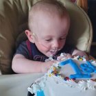 El bebé más prematuro del mundo pesó al nacer como dos manzanas y ya celebra su primer cumpleaños.