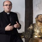 Monseñor Munilla en el lugar de la conversión de San Ignacio, donde se encuentra ahora el santuario en Loyola