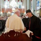 El Papa Francisco saludando al patriarca de los maronitas, Béchara Boutros Rai.