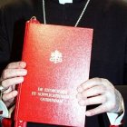La nueva guía y ritual de exorcismos de 1999 en manos del cardenal Medina Estévez