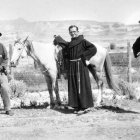 Santa Katharine Drexel, junto al indio navajo Charlie Mitchell y dos franciscanos, durante una visita a la Misión Santa Isabel, en Lukachukai (Arizona). Foto: Seton Hall University, Treasures of the Catholic Research Resources Alliance.
