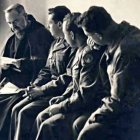 Junto al Padre Pío, de izquierda a derecha, Leo Fanning, Joe Asterita y Mario Avignone.