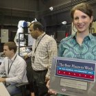 Adrienne Alessandro en su trabajo en la NASA - sabe sobre comunicar cosas complicadas, también la fe