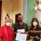 Representantes de Cursillos de Cristiandad entregan de forma simbólica el donativo al párroco, Alberto Hernández.