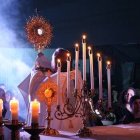 Con incienso, multitudes y velas, o en soledad, la Adoración Eucarística acerca a Dios y su Misterio