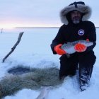 El padre Jaszek ha aprendido a subsistir al igual que al pueblo esquimal al que sirve en Alaska