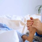 En España faltan profesionales de los cuidados paliativos, pero allí donde existen el impacto sobre los pacientes es inmejorable. Imagen: escena de «Morir en paz. Cuidados paliativos vs Eutanasia» de Goya Producciones.