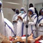 El padre Carlassare, en el hospital, visitado por varias misioneras de la Caridad