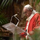 Francisco dirige el rezo del Ángelus tras la Misa de Domingo de Ramos