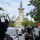 La catedral de Makasar y vigilancia policial tras el atentado de Domingo de Ramos