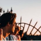 Amistad casta, oración, vida cristiana virtuosa... es lo que ofrece el apostolado católico Courage - foto de Raghu Nayyar en Unsplash