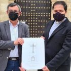 Pablo Lora, consiliario de la Agrupación de Cofradías de Aguilar, anuncia que los vecinos de Aguilar tendrán pronto una nueva cruz en la plaza de las Descalzas.