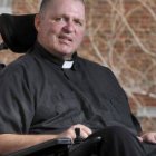 El sacerdote Stuart Long convirtió su discapacidad en una forma de ejemplo y apostolado cristiano.