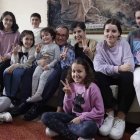 Hernán Alonso, con su mujer y sus ocho hijos / Miguel Villlar - La Voz de Galicia