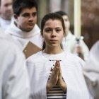 Una catecúmena candidata -con su vestidura blanca- se presenta a la Iglesia solicitando el bautismo