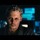Vivir eternamente ¿sin una razón para vivir? La distopía transhumanista no busca la felicidad del hombre, solo su transformación sin objeto. Foto: Johnny Depp en «Transcendence» (2014), «liberando» su inteligencia de su cuerpo.