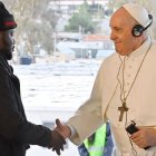 El Papa Francisco en Mitilene saludando a un refugiado