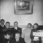 Firma del Pacto Nazi-comunista. En la fila de atrás, de pie, Stalin. Al fondo, retrato de Lenin.