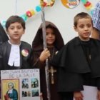 Niños celebran Holywins vestidos de santos en un colegio hispanoamericano en 2014
